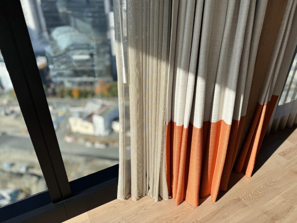 キャノピー大阪 コーナースイート ベッドルームのカーテン