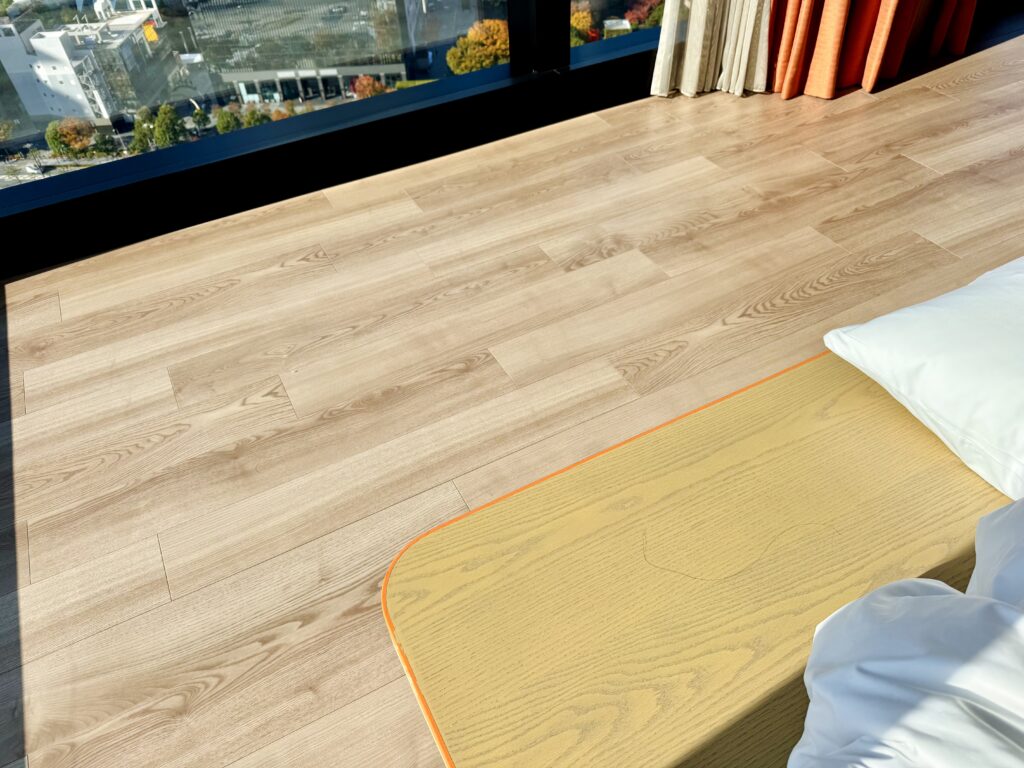 キャノピー大阪 コーナースイート ベッドの小上がり