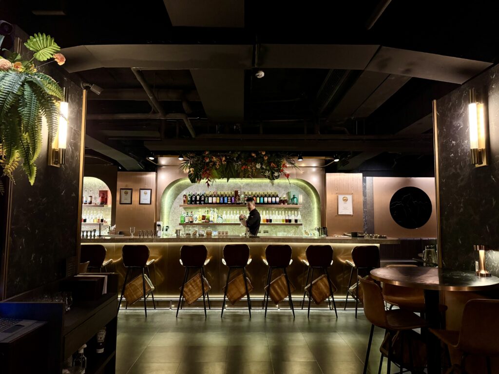 台北 カバランバー バーカウンターの雰囲気
