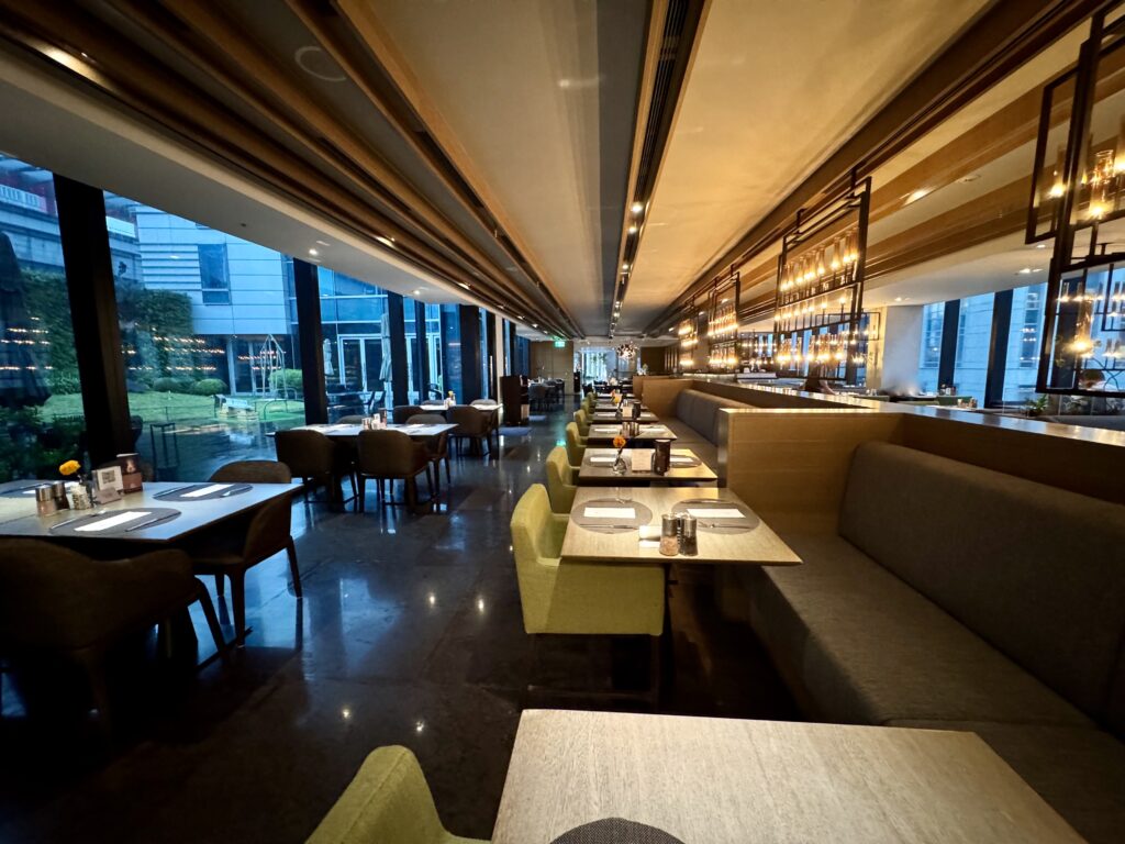 ハンブルハウス台北 朝食会場 LA FARFALLA テーブル席とソファ席