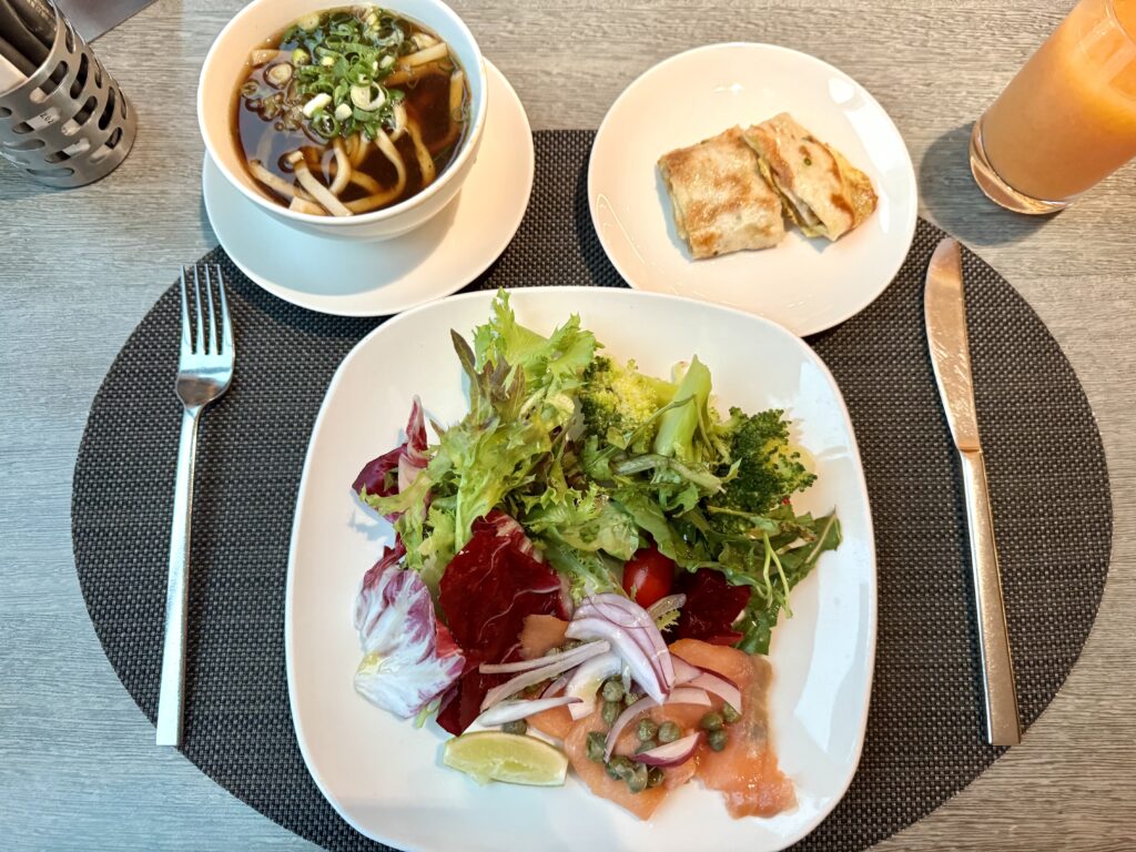 ハンブルグハウス台北 朝食 サラダと牛肉麺