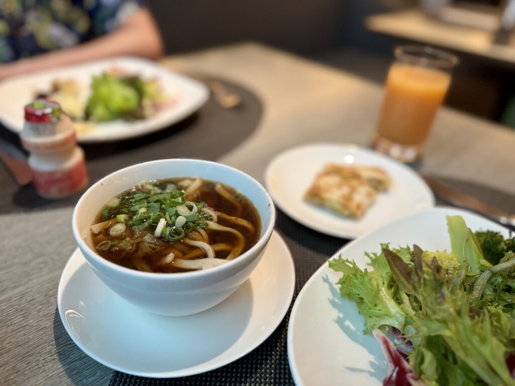 ハンブルグハウス台北 朝食 牛肉麺