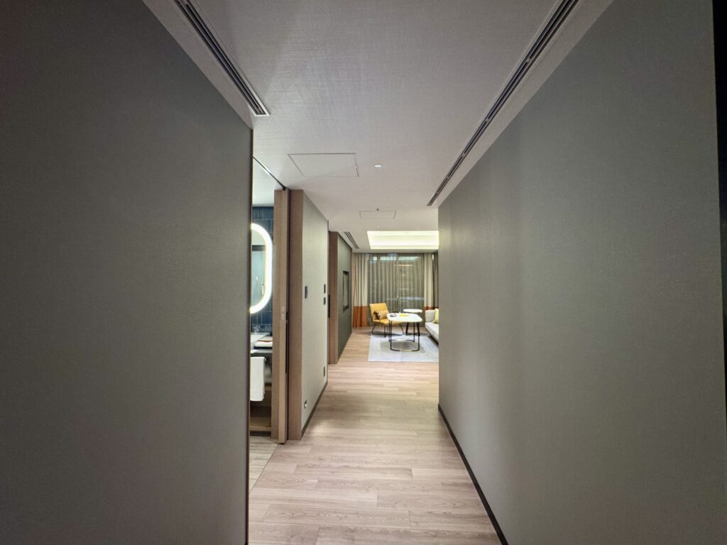 キャノピー大阪 コーナースイート 廊下 リビングルーム方面