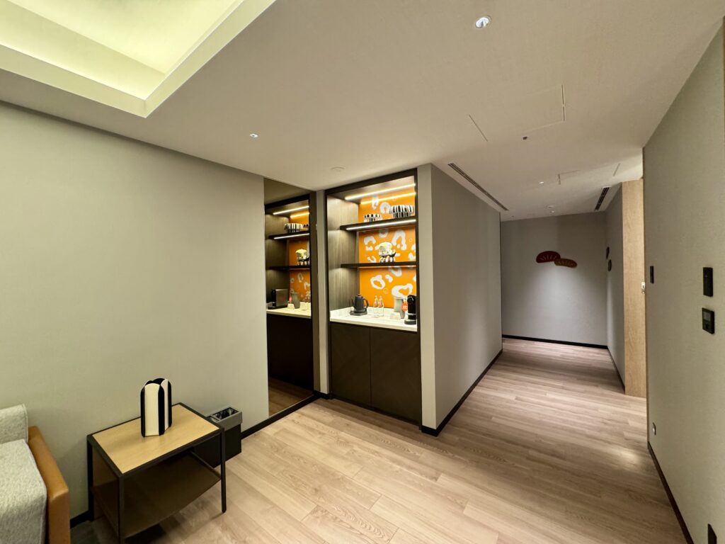 キャノピー大阪 コーナースイート ミニバー エントランス方面