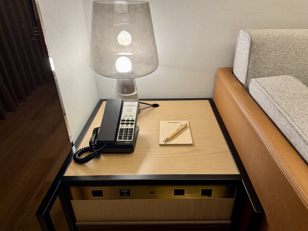 キャノピー大阪 ソファ横 電話 電源