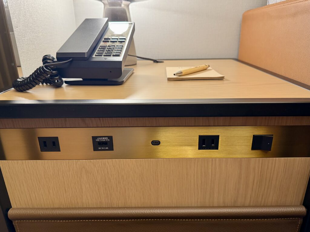 キャノピー大阪 ソファ横 電話 電源