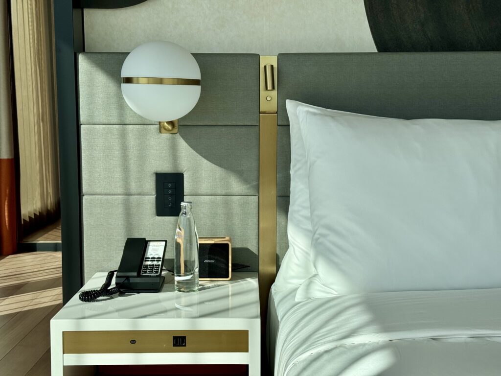 キャノピー大阪 コーナースイート ベッドサイド