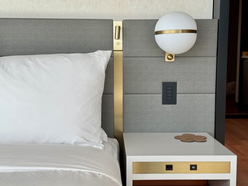 キャノピー大阪 コーナースイート ベッドサイド