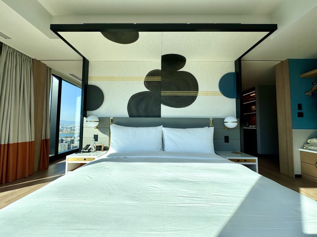 キャノピー大阪 コーナースイート キングベッド