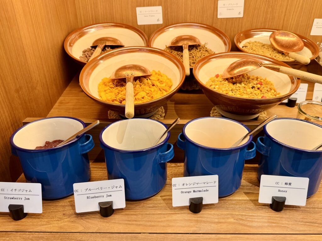 キャノピーbyヒルトン大阪梅田 朝食 パン/シリアルコーナー