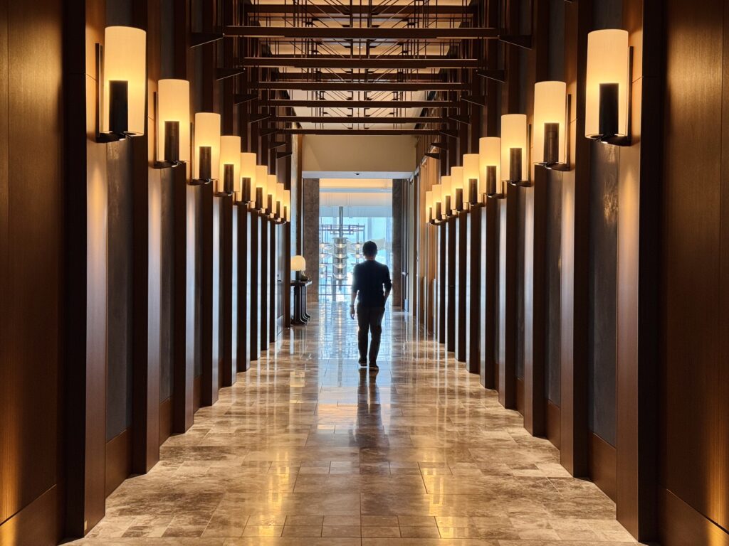 ウォルドーフアストリア大阪 宿泊棟へ向かう廊下