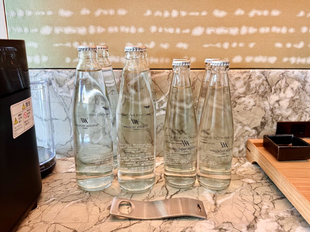 ウォルドーフアストリア大阪 客室の無料の水とスパークリングウォーター