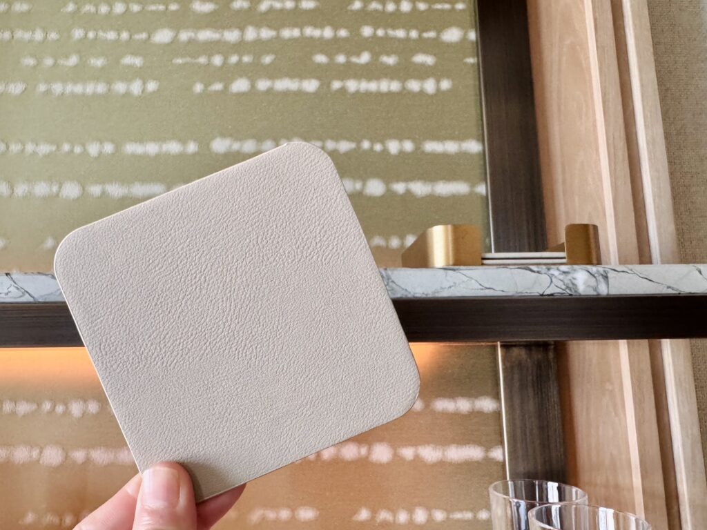 ウォルドーフアストリア大阪 客室のコースター