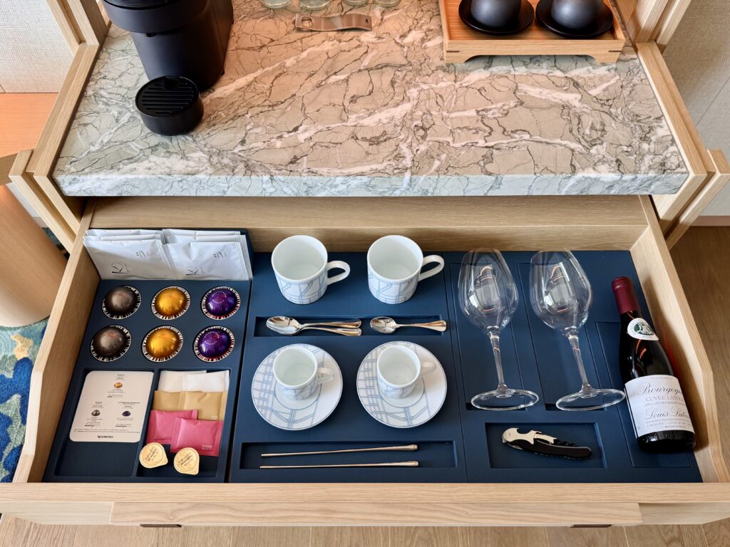 ウォルドーフアストリア大阪 ミニバー 1段目 カフェや紅茶 赤ワイン