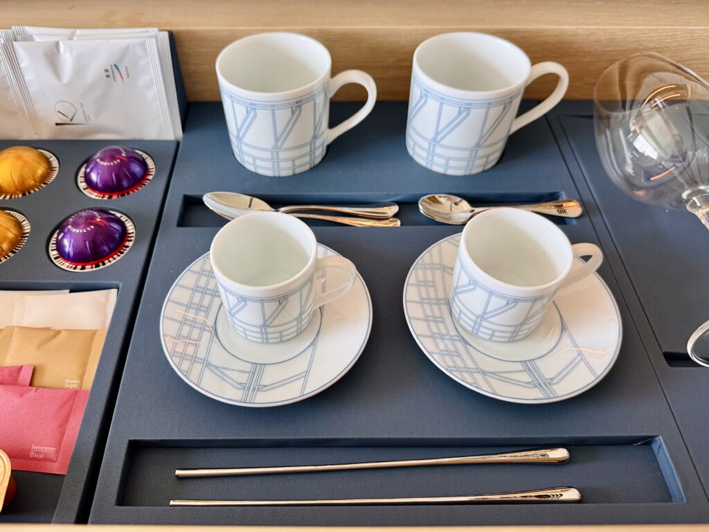 ウォルドーフアストリア大阪 ミニバー カップ類