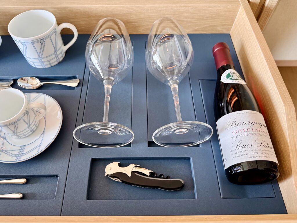 ウォルドーフアストリア大阪 ミニバー 赤ワインとワイングラス