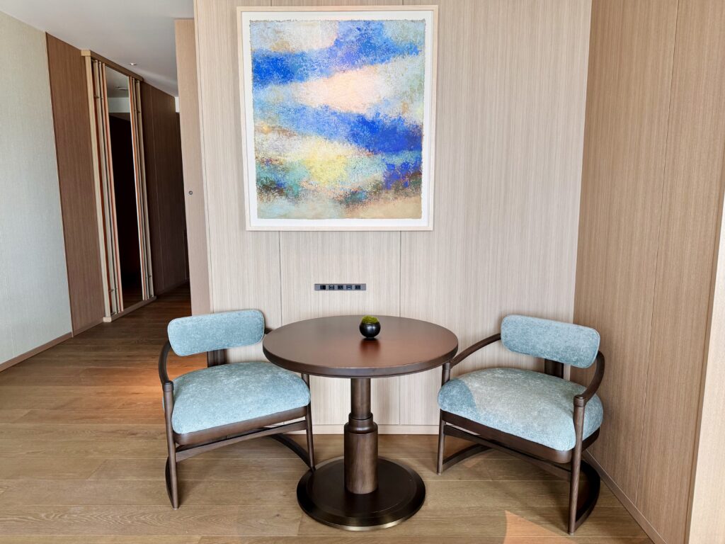 ウォルドーフアストリア大阪 コーナースイート テーブルとチェア