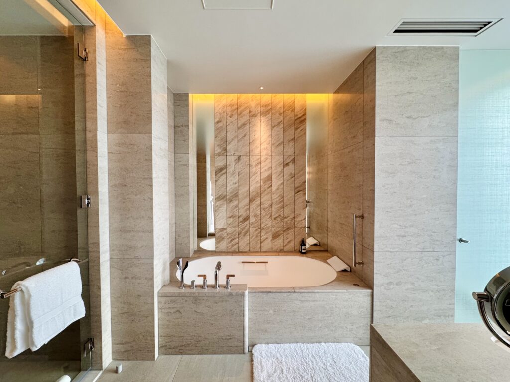 ウォルドーフアストリア大阪 キングコーナースイート ウェットエリア