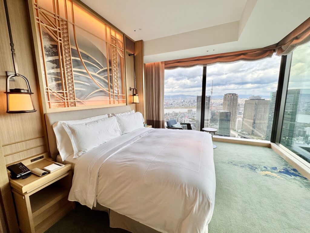 ウォルドーフアストリア大阪 キングコーナースイート ベッドルーム