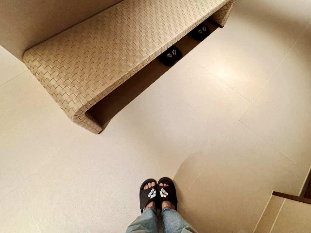 ウォルドーフアストリア大阪 プール+サウナエリアエントランスにて