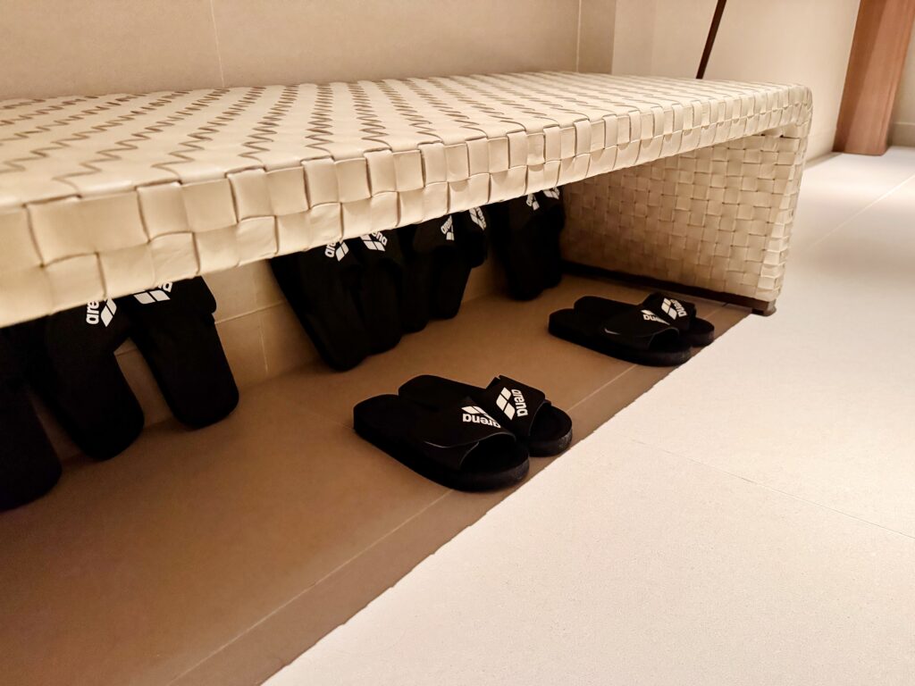 ウォルドーフアストリア大阪 プール+サウナエリアエントランスのスリッパ