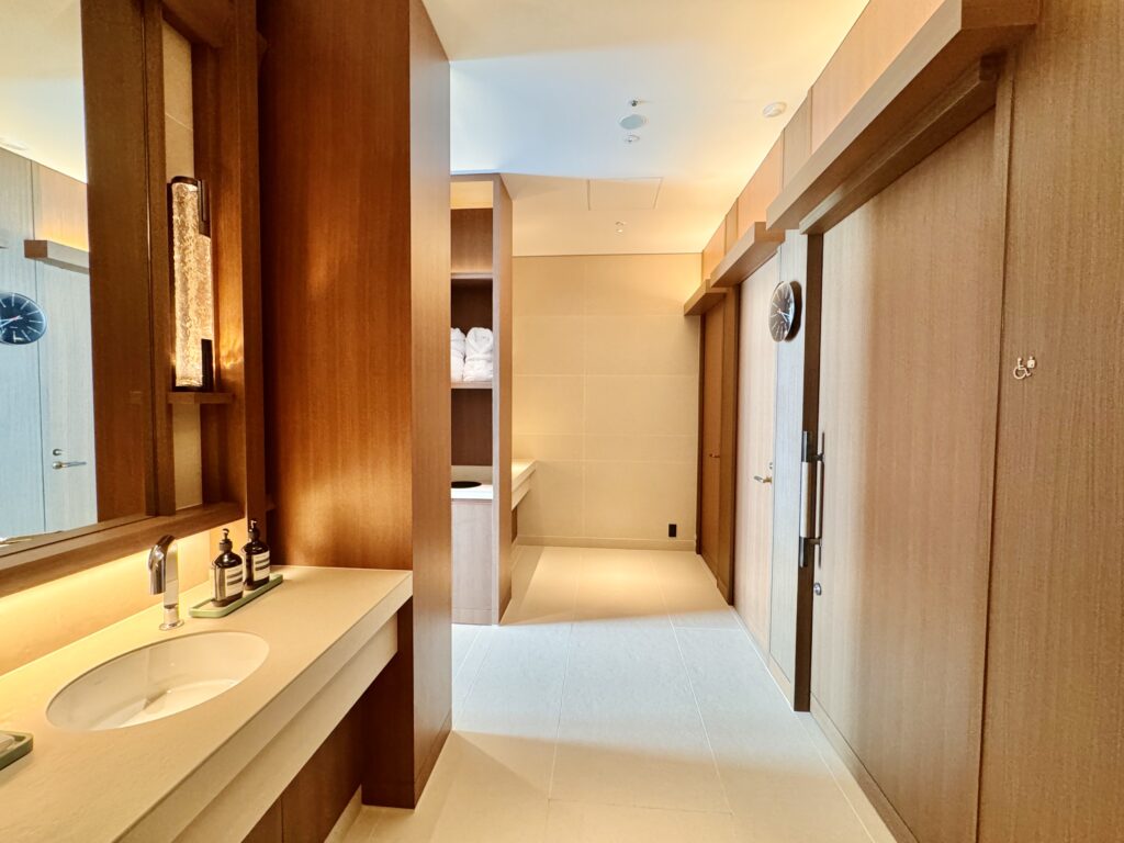 ウォルドーフアストリア大阪 プール+サウナエリア 更衣室