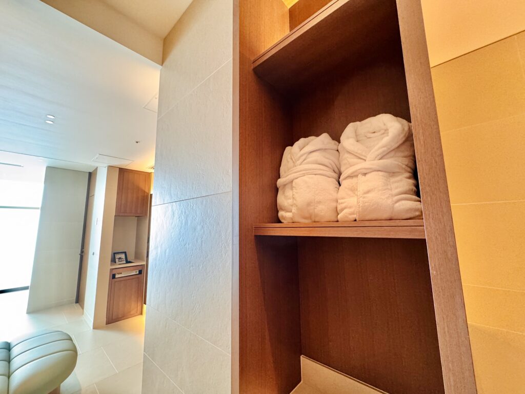 ウォルドーフアストリア大阪 プール+サウナエリア 更衣室