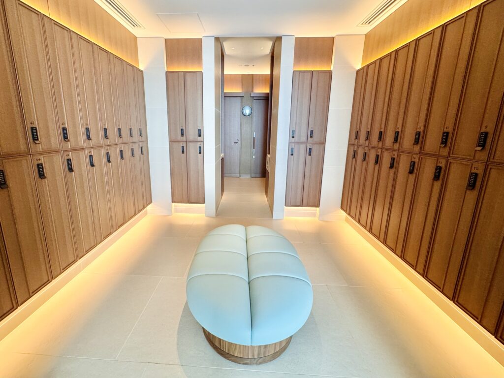 ウォルドーフアストリア大阪 プール+サウナエリア 更衣室