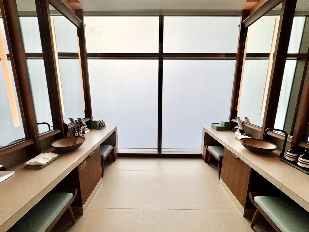 ウォルドーフアストリア大阪 プール+サウナエリア 更衣室