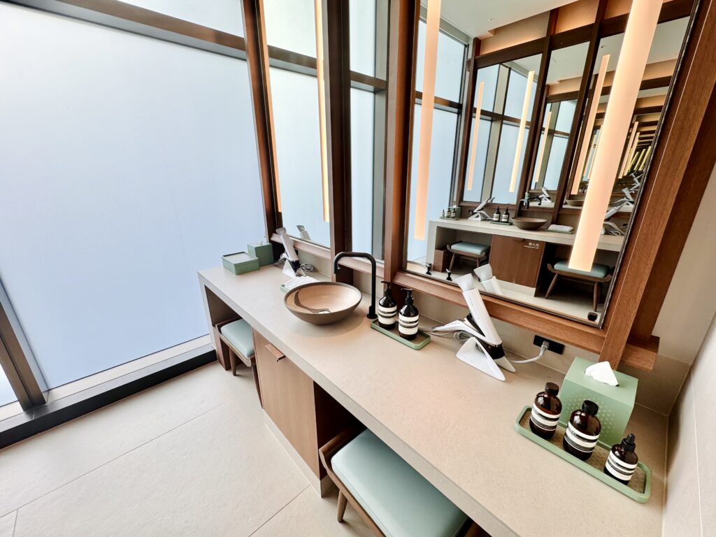 ウォルドーフアストリア大阪 プール+サウナエリア 更衣室