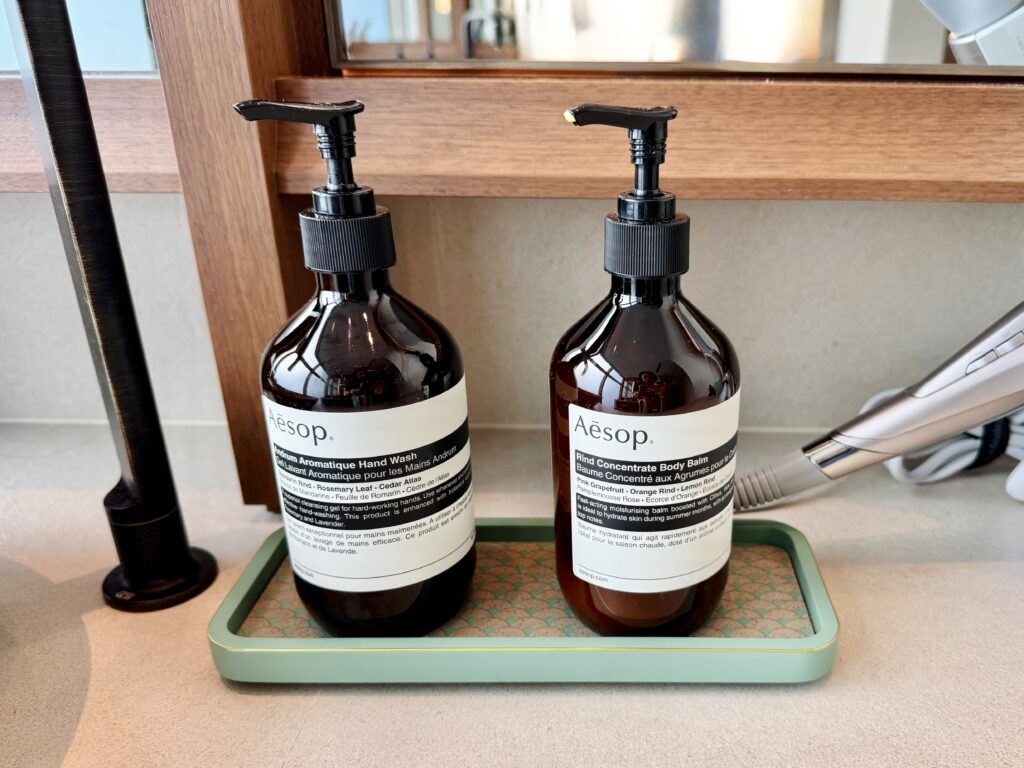 ウォルドーフアストリア大阪 プール+サウナエリア 更衣室 アメニティ