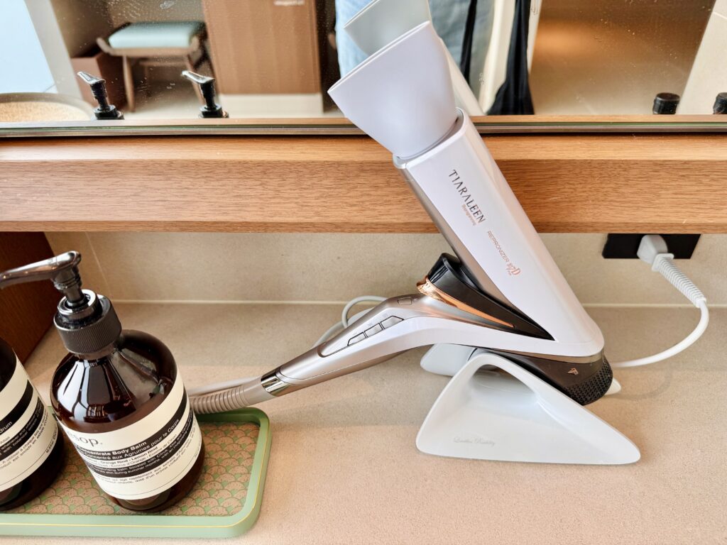 ウォルドーフアストリア大阪 プール+サウナエリア 更衣室 ドライヤー