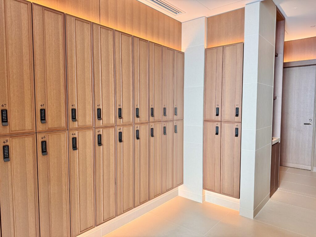 ウォルドーフアストリア大阪 プール+サウナエリア 更衣室