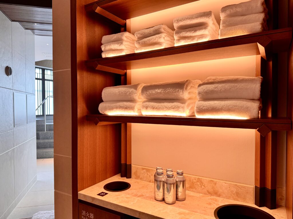 ウォルドーフアストリア大阪 プール+サウナエリア 更衣室