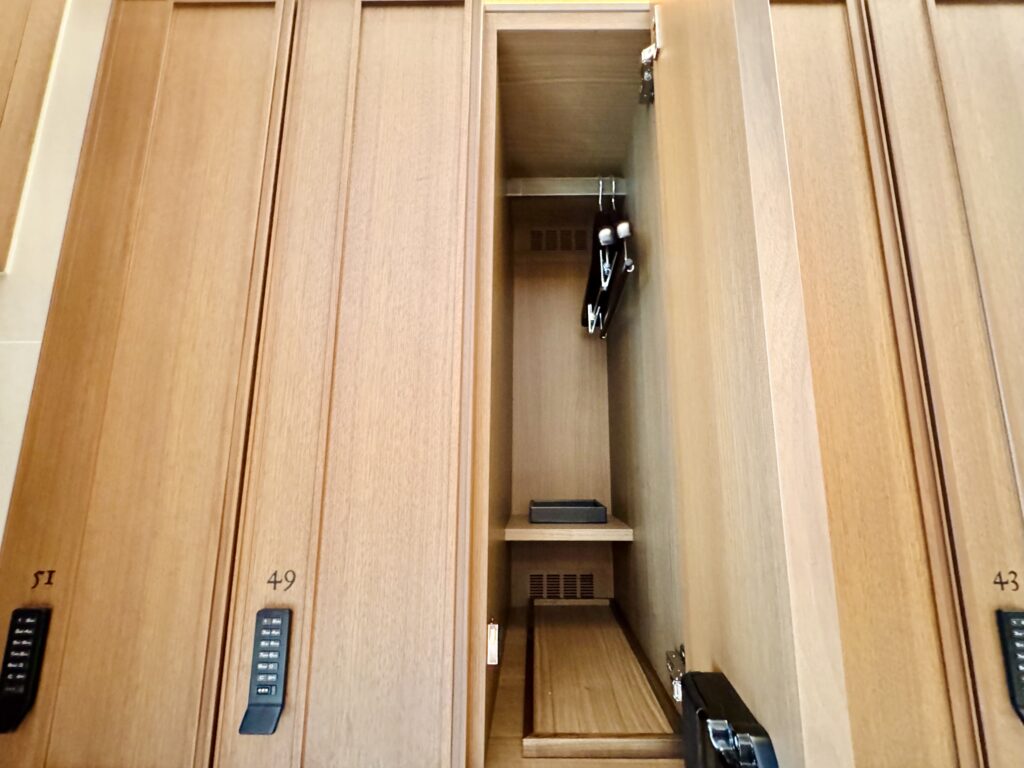 ウォルドーフアストリア大阪 更衣室 ロッカー