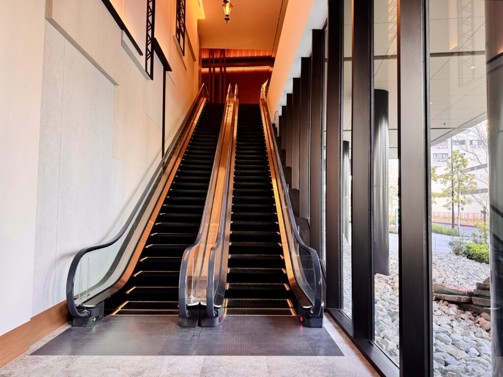 ウォルドーフアストリア大阪 バンケットフロアへのエスカレーター