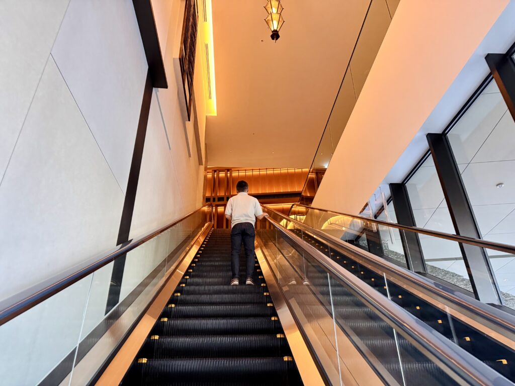 ウォルドーフアストリア大阪 バンケットフロアへのエスカレーター