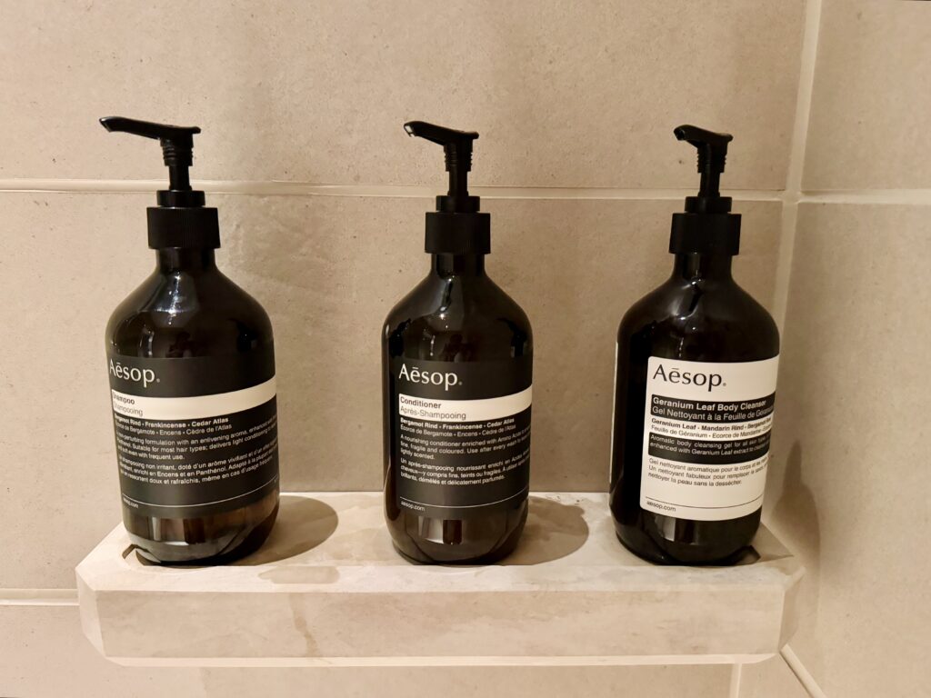 ウォルドーフアストリア大阪 シャワールーム アメニティ