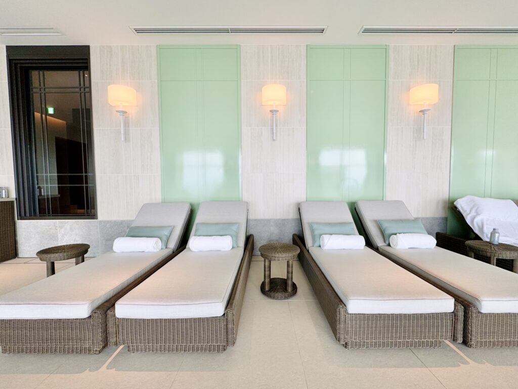 ウォルドーフアストリア大阪 プールサイドチェア