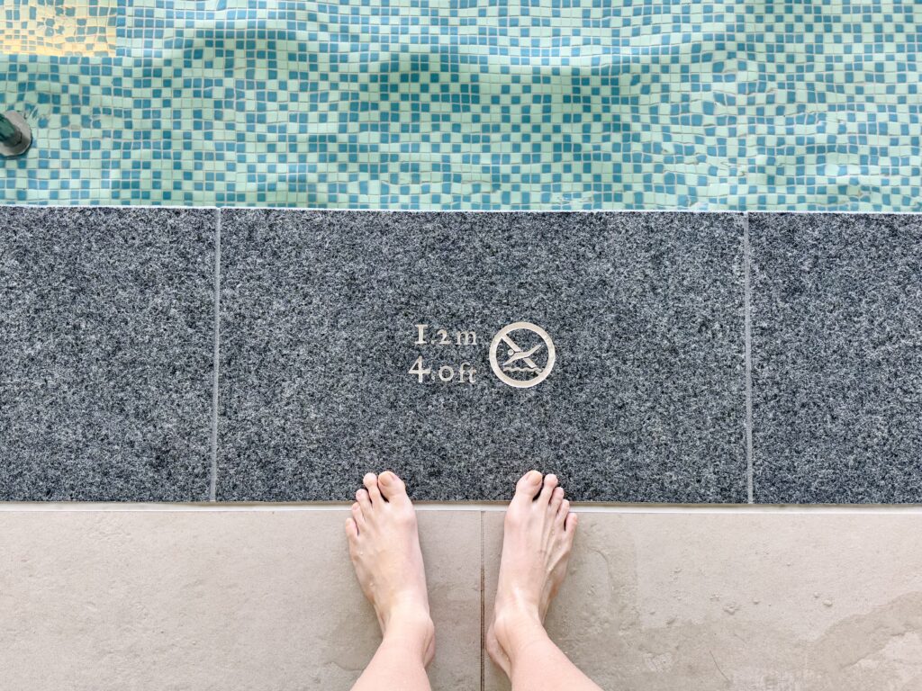 ウォルドーフアストリア大阪 プールにて