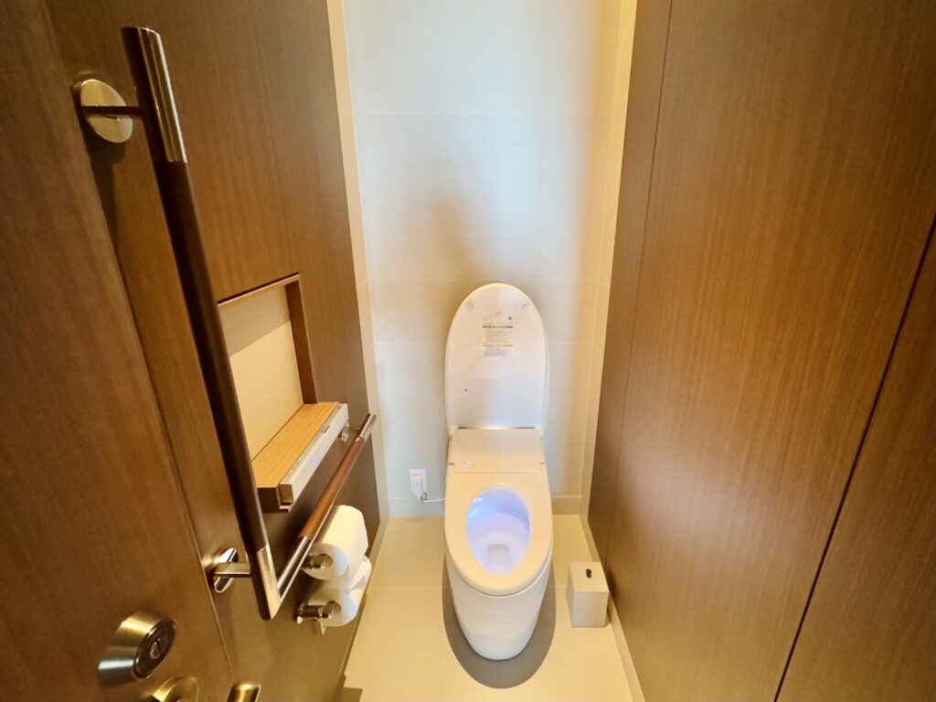 ウォルドーフアストリア大阪 更衣室のトイレ