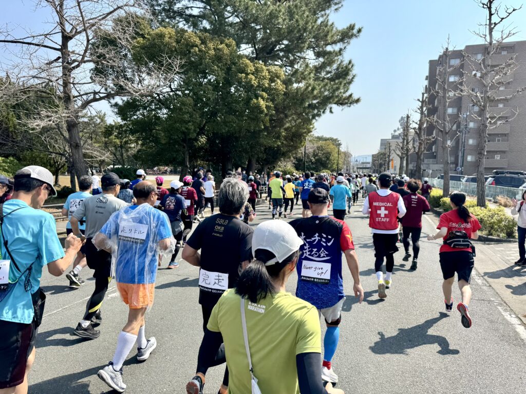 豊橋ハーフマラソン スタート会場から道路へ