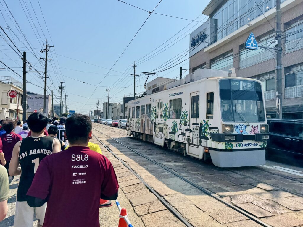 豊橋ハーフマラソン 路面電車と並走