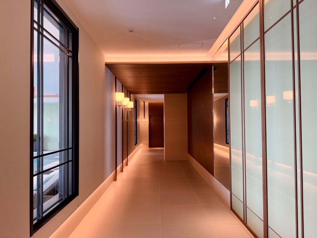 ウォルドーフアストリア大阪 プール+サウナエリアエントランス