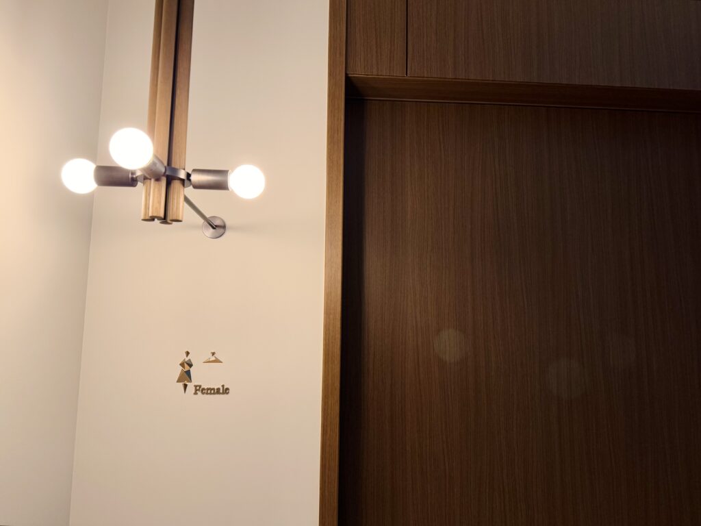 ウォルドーフアストリア大阪 プール+サウナエリアエントランス