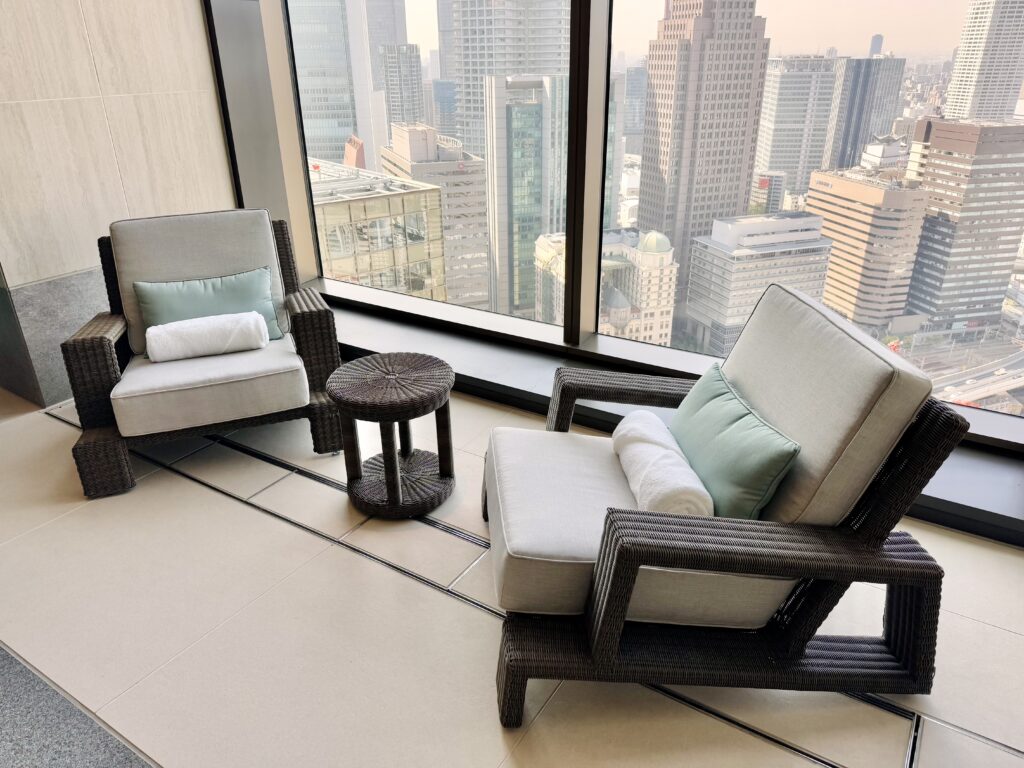 ウォルドーフアストリア大阪 プールサイドチェア