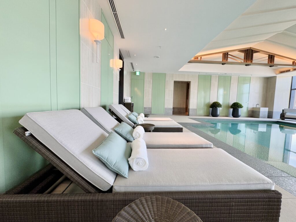 ウォルドーフアストリア大阪 プールサイドチェア