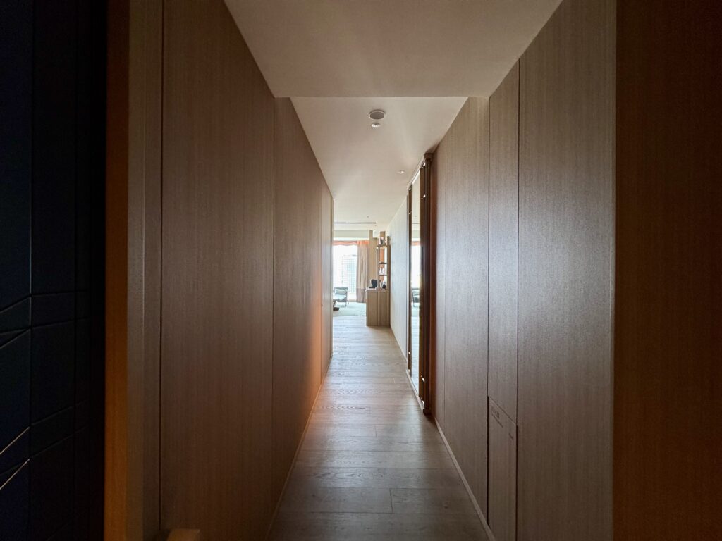 ウォルドーフアストリア大阪 コーナースイート 廊下