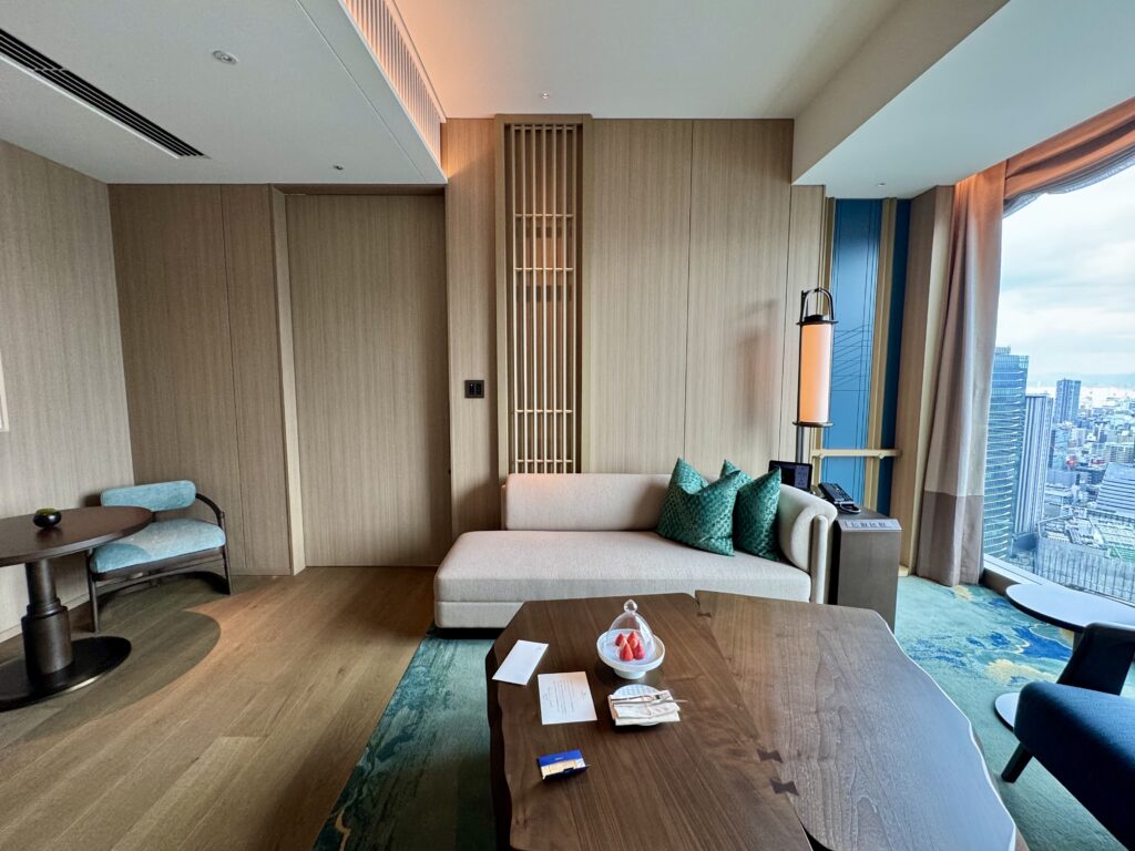 ウォルドーフアストリア大阪 コーナースイート リビングエリア