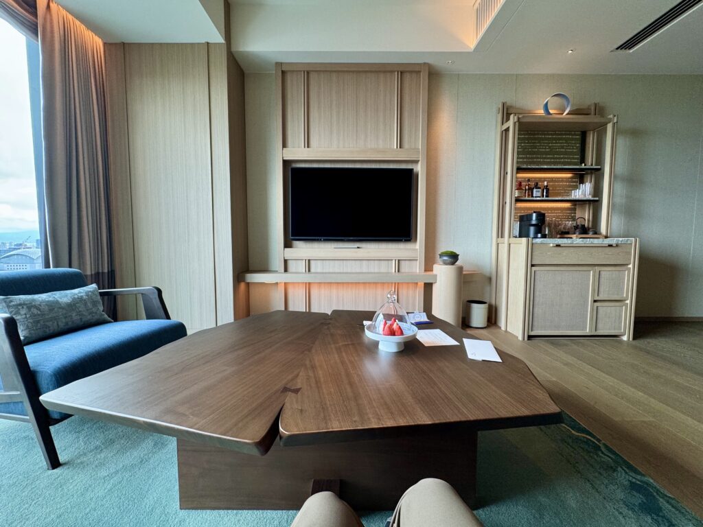 ウォルドーフアストリア大阪 コーナースイート リビング ソファーからの眺め